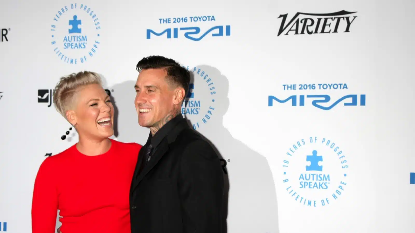 LOS ANGELES - OCT 8: Pink, Carey Hart at the Autism Speaks Celebrity Chef Gala at the Barker Hanger on October 8, 2015 in Santa Monica, CA