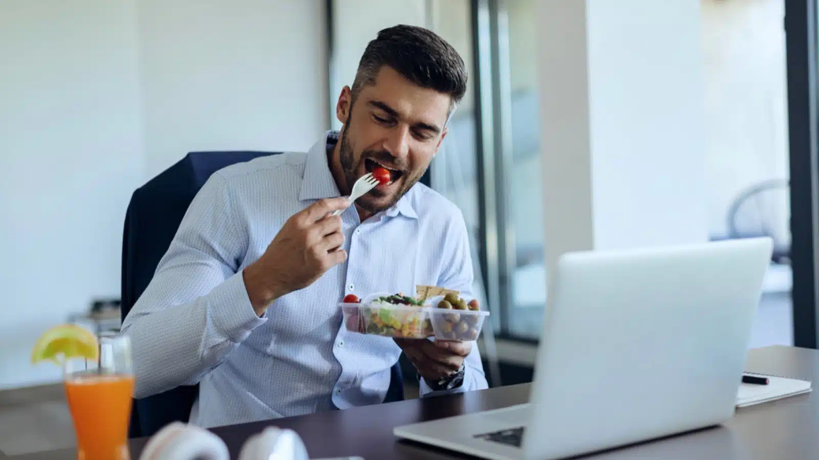 Businessman eating lunch at work