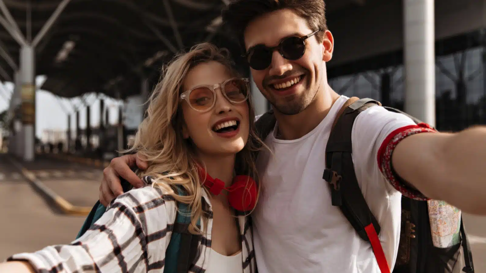 Happy couples traveling
